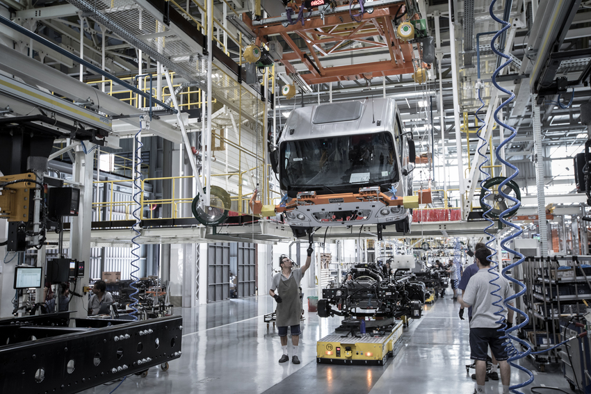 Mercedes reduz a produção e adota turno único por 3 meses a partir de maio