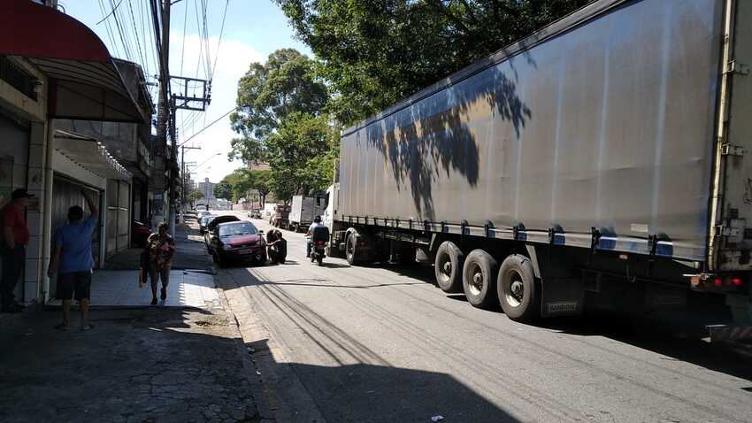 Moradores de Diadema reclamam de excesso de caminhões em rua; Veja vídeo