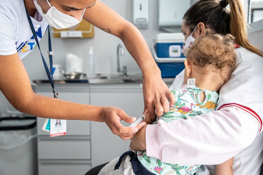 criança sendo vacinada contra a gripe