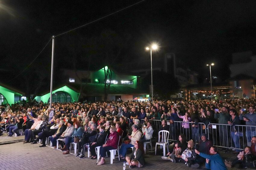 público em show em Ribeirão Pires