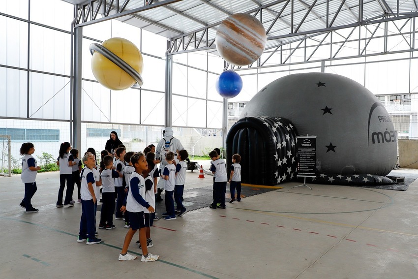 Escola de S.Caetano promove ensino de Astronomia em planetário móvel