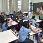 professora em sala de aula em Santo André