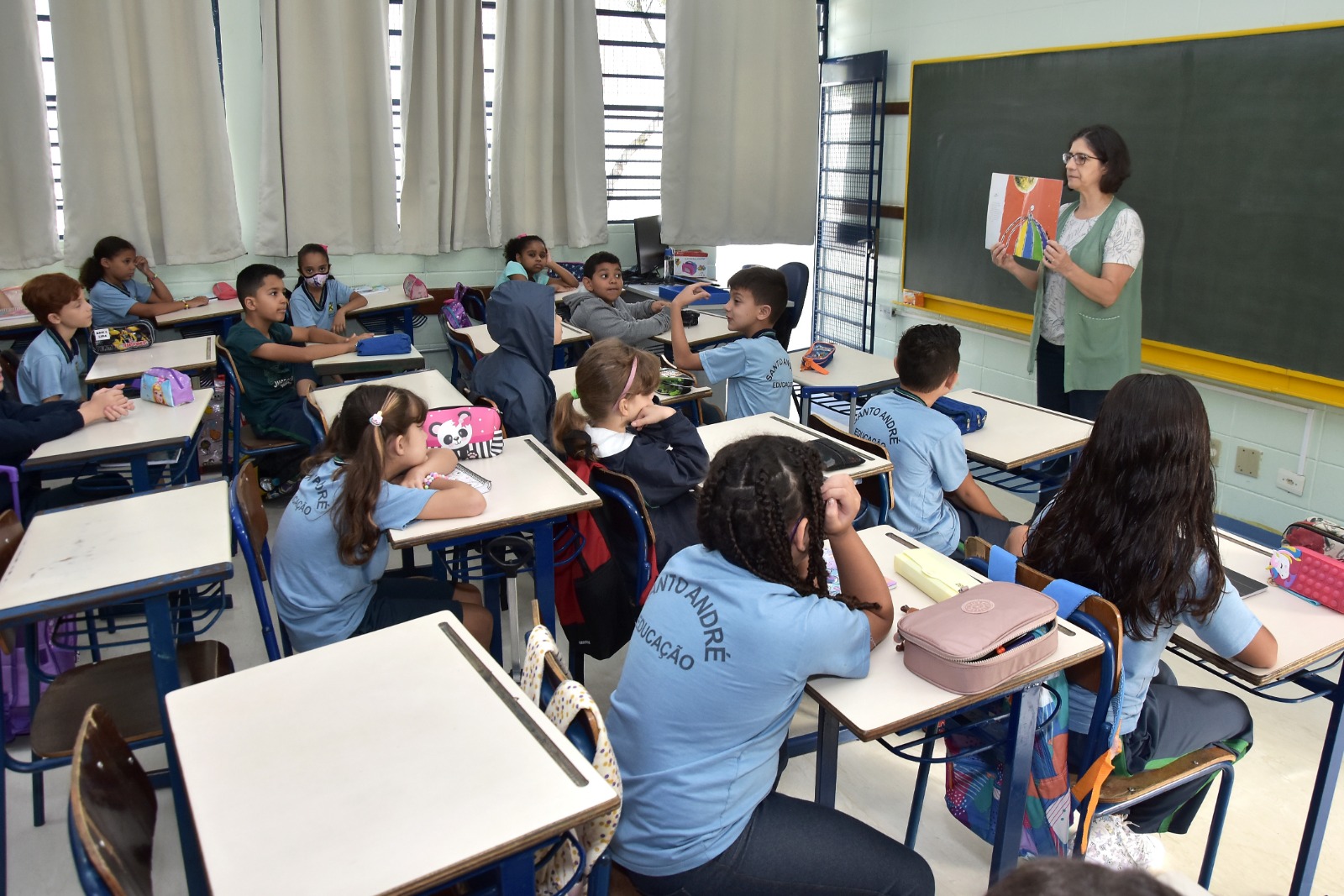 professora em sala de aula em Santo André