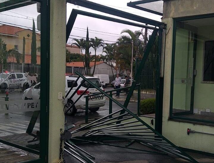 Homem ameaça esposa e na fuga bate em portão e carro em Santo André