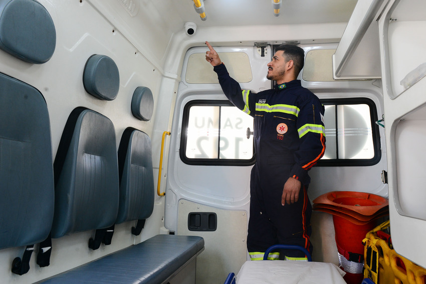 Funcionário indica onde cãmera se encontra dentro da ambulância