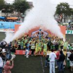 entrega de troféu ao time Casa Grande