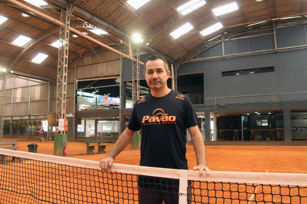 Rodrigo Pavão na quadra de Tênis de tenis em escola de esporte