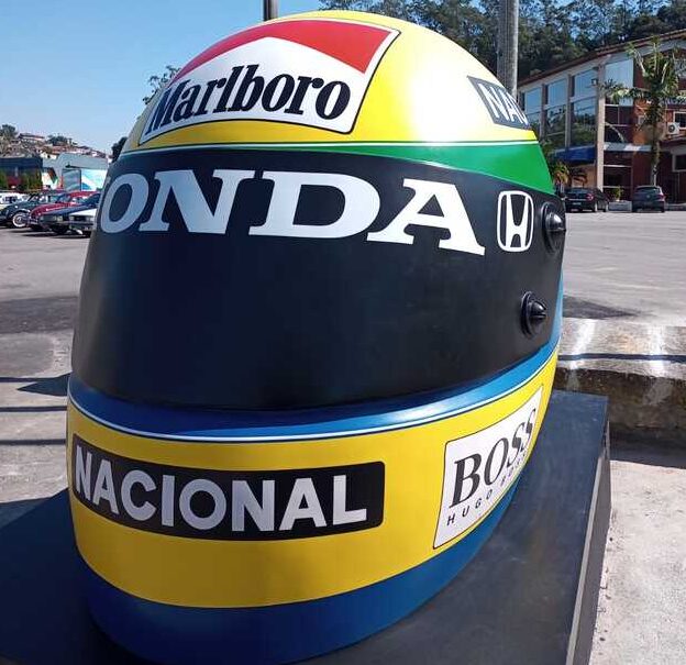 monumento em homenagem a Ayrton Senna.