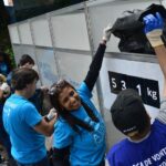 Jovens fazendo reciclagem de plástico