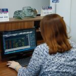 mulher no computador