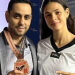 Atleta tira foto com medalha de bronze