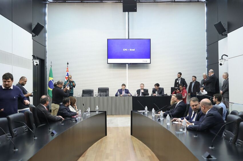 Parlamentares reunidos em sessão na Alesp