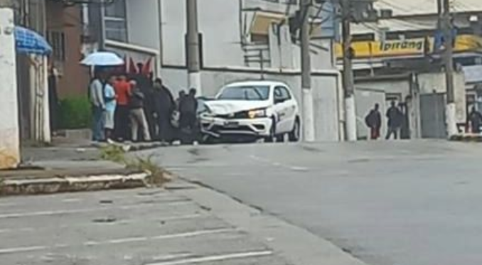 Funcionário público passa mal e bate carro no poste em Diadema