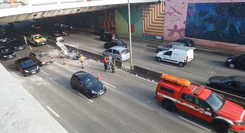 Vídeo: Caminhão derruba mureta em Sto.André e motociclista perde a vida  