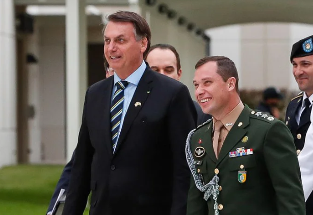 Ex-ajudante de Jair Bolsonaro é preso em operação da PF