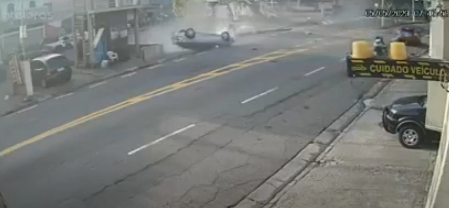 Vídeo: Carro colide com 2 veículos, derruba poste e capota em Sto.André