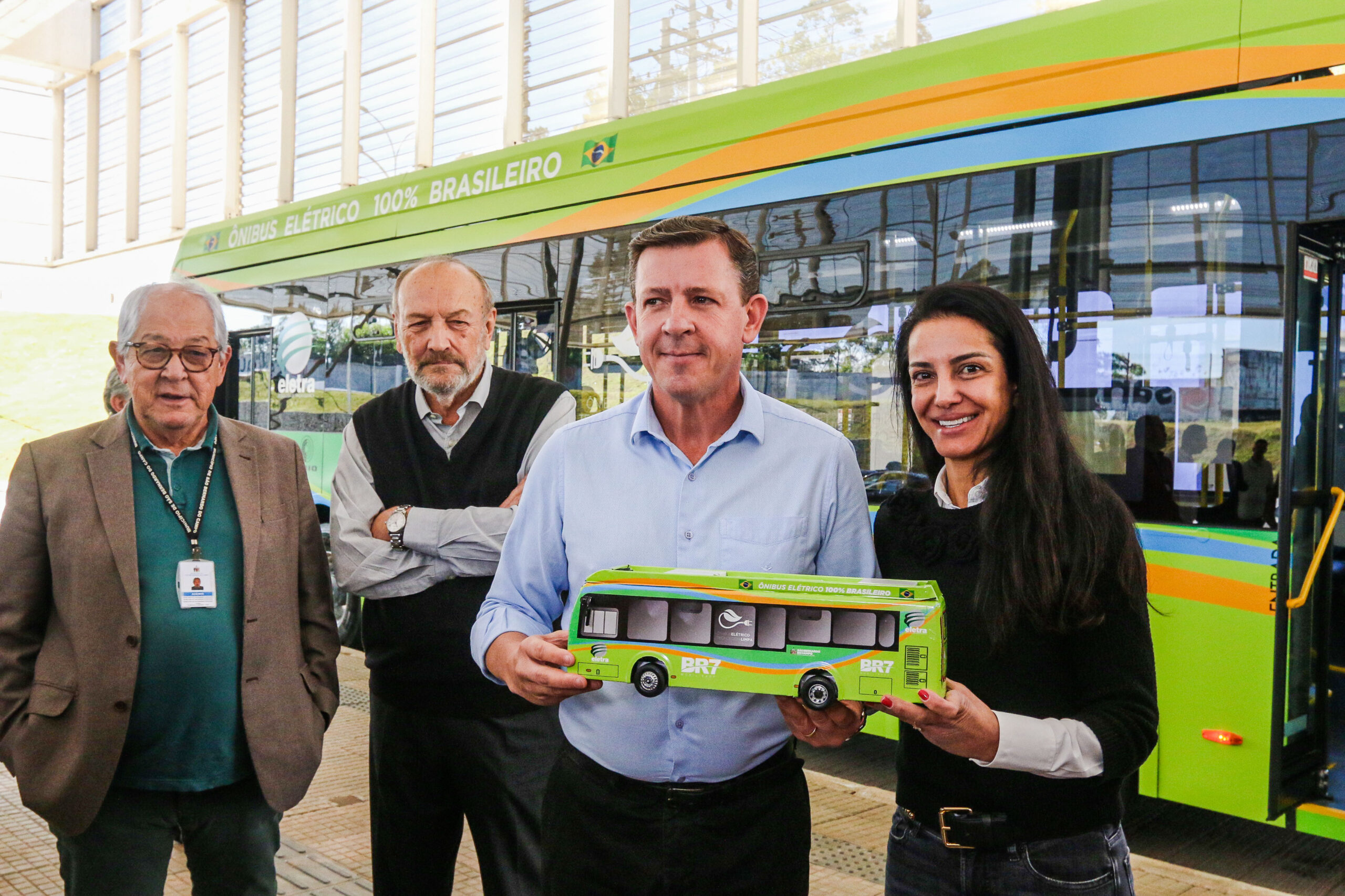 prefeito Orlando Morando e a presidente da Eletra, Milena