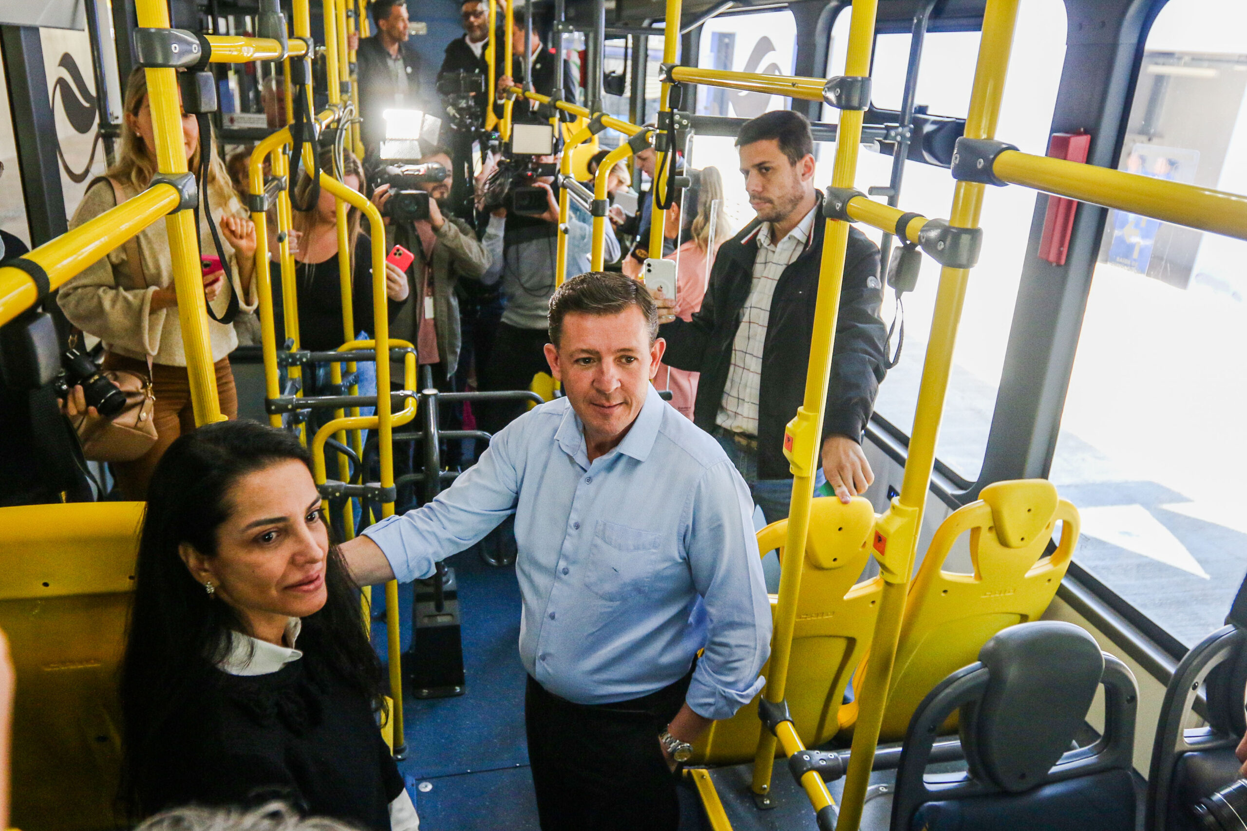 Orlando Morando em ônibus elétrico