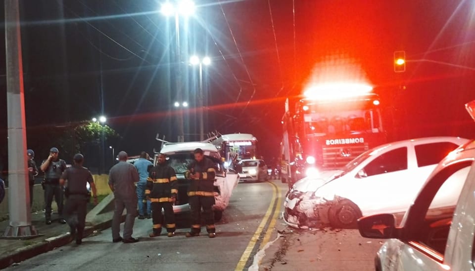 Três homens se ferem em colisão entre Kombi e carro em São Bernardo