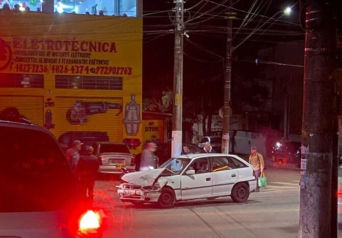 Vídeo: Homem embriagado bate em carro parado no semáforo em Ribeirão Pires