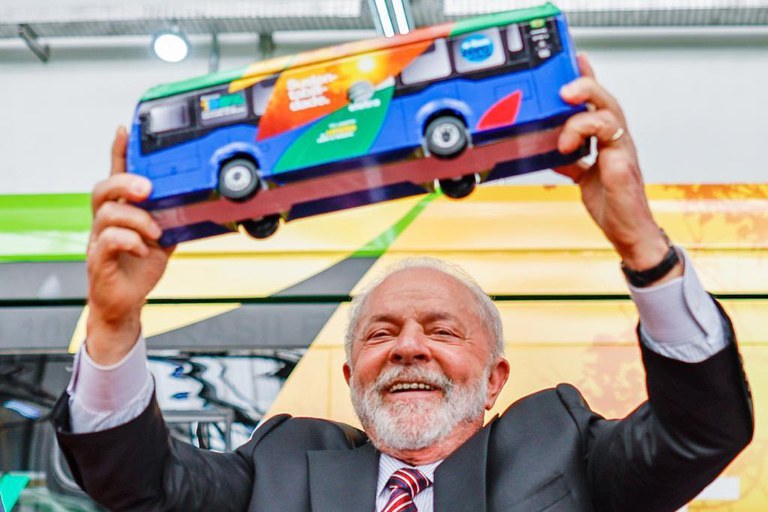 Lula em, fábrica de ônibus elétrico de São Bernardo