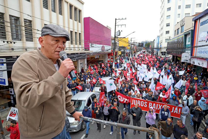 manifestantes na rua marechal Deodoro