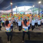 Pessoas participam de atividade recreativa