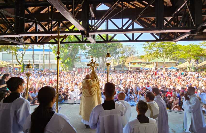 Celebração de Corpus Christi reúne 5 mil fiéis em Ribeirão Pires