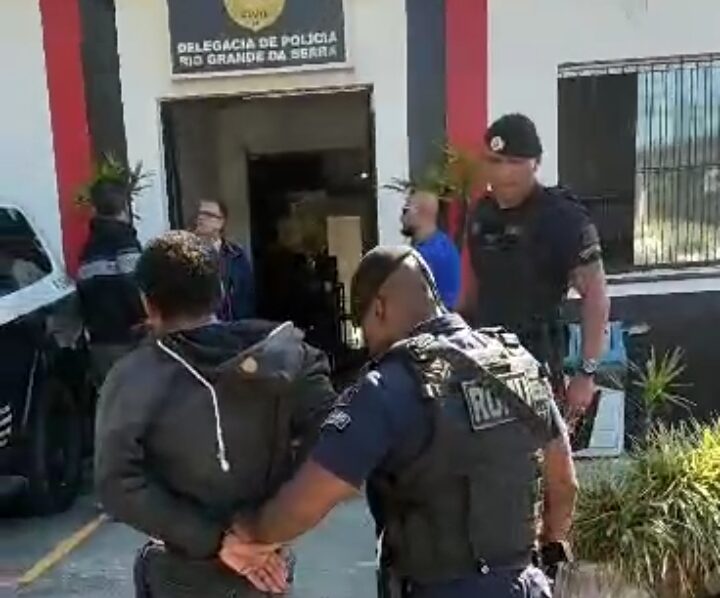 Homem pula muro de escola estadual em Rio Grande da Serra e é detido