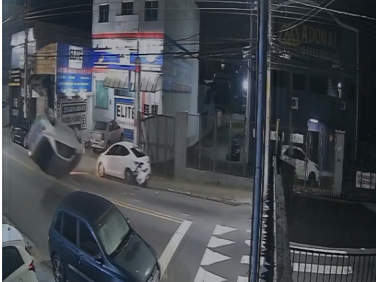 Motorista capota em Santo André ao passar em lombada; Veja vídeo