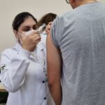 pessoa sendo vacinada em Ribeirão Pires