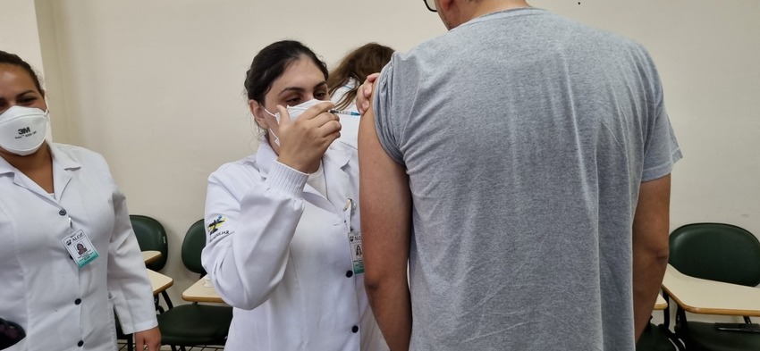 pessoa sendo vacinada em Ribeirão Pires