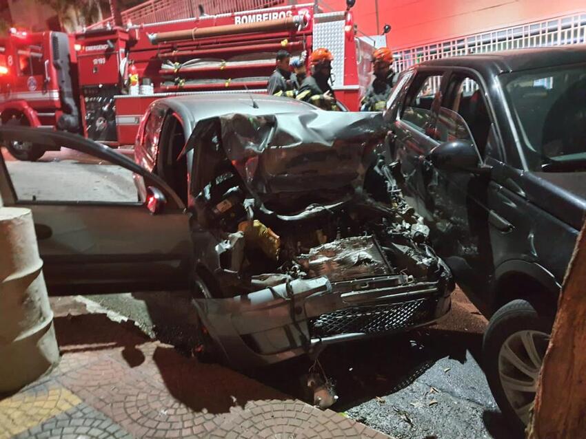 Motorista morre ao colidir com veículo em São Caetano; Veja fotos