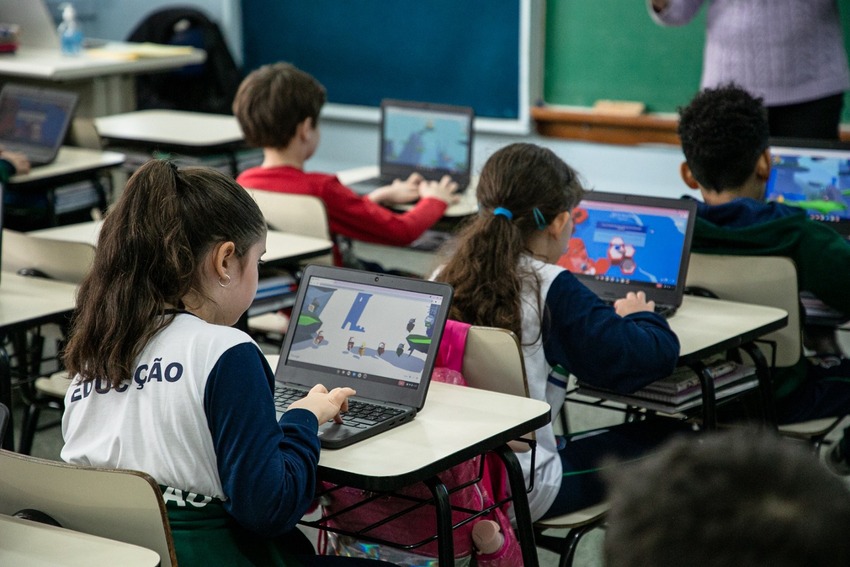 Crianças usando computadores dados pela rede de ensino municipal de São Caetano