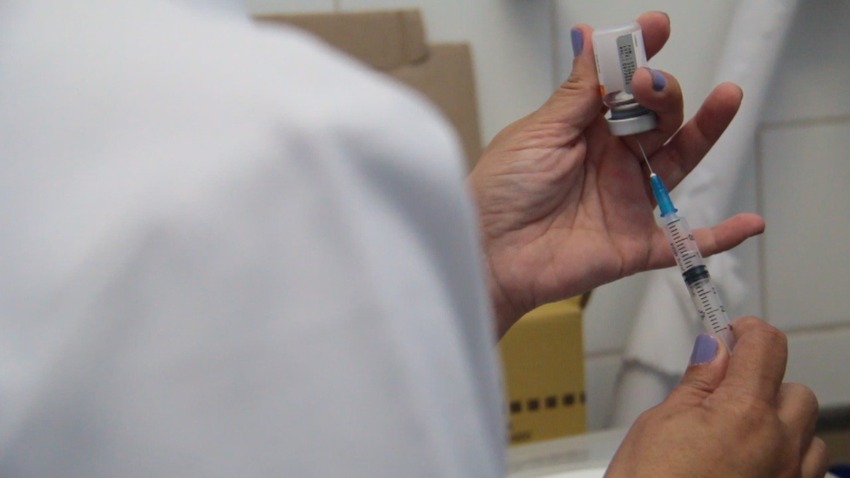 enfermeira com vacina na mão em Ribeirão Pires
