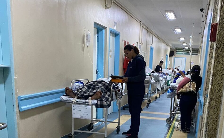 pacientes em corredores do Hospital Piraporinha