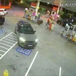 homem levado de um posto de gasolina
