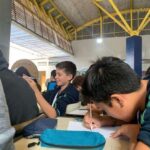 Crianças estudando
