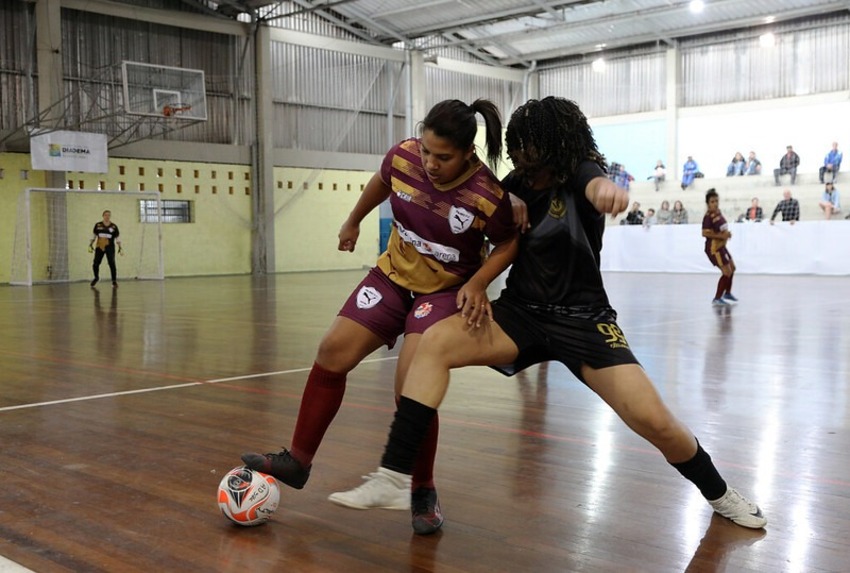 Mulheres jogando Futsal
