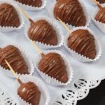Morangos cobertos com chocolate.