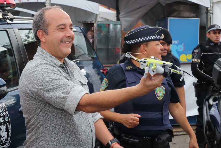 Guto Volpi entrega drone