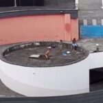 garotos com caixa d´água de shopping