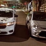 carro roubado ao lado de viatura da PM