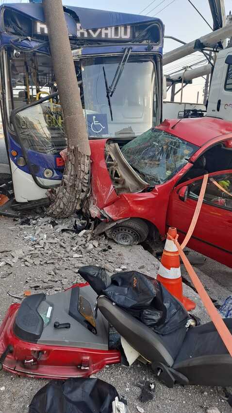 acidente entre carro e ônibus