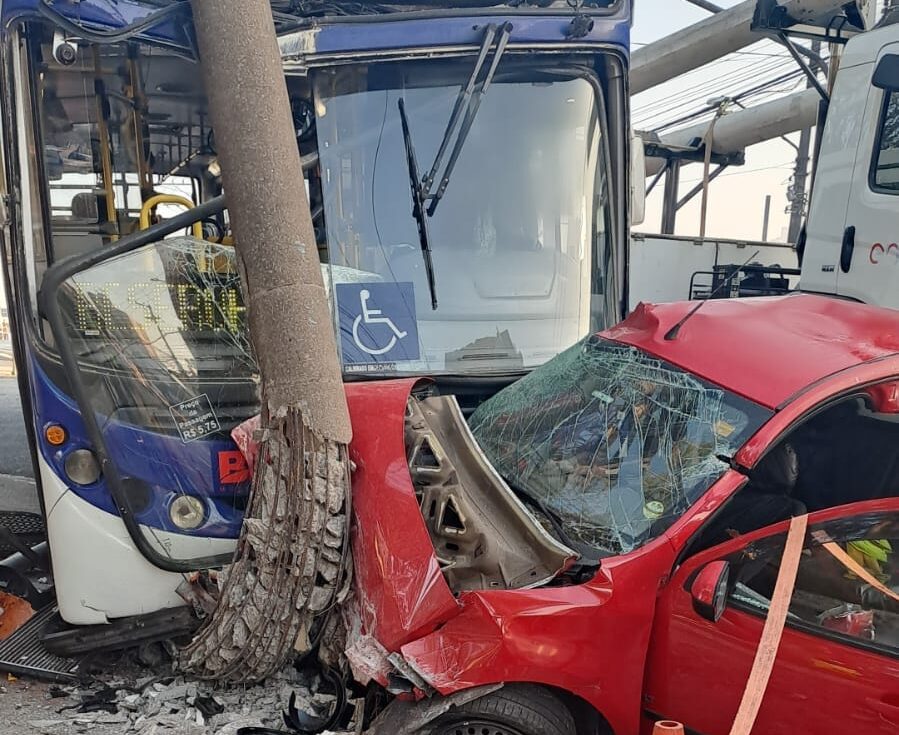 Colisão entre ônibus e carro deixa duas vítimas em São Bernardo