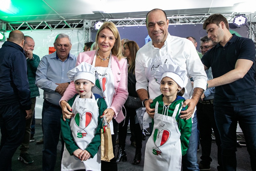 Auricchio com crianças na festa italiana