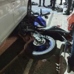 moto debaixo de carro