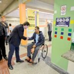 orlando morando cumprimenta cadeirante