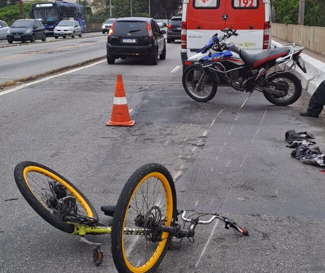 Ciclista fica gravemente ferido ao atropelado por uma moto em S.Bernardo