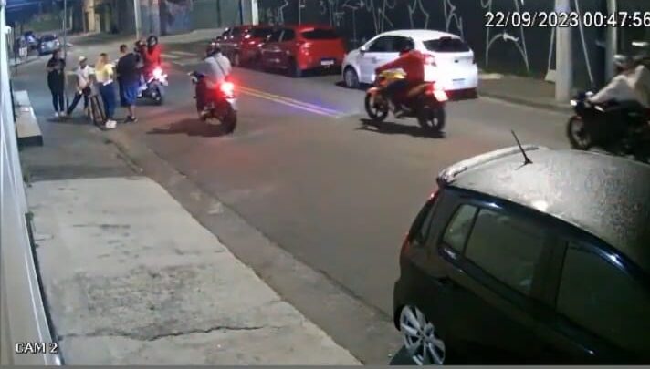 Vídeo: Gangue de motoqueiros faz arrastão na frente de adega em Sto.André